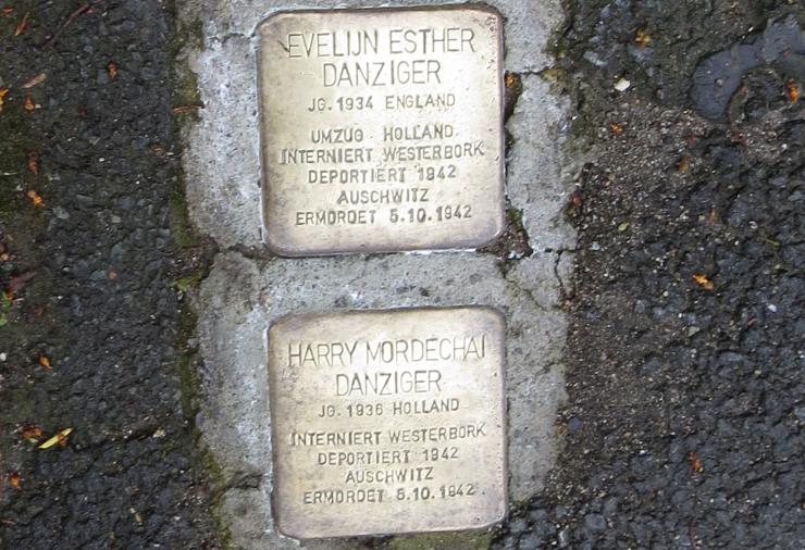 zwei Metallplatten mit Inschrift im Straßenbelag eingelassen