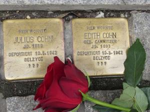 zwei Stolpersteine mit Rose