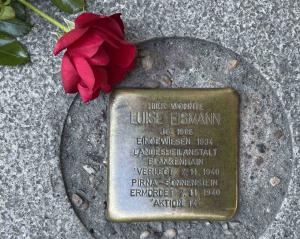 Stolperstein mit roter Rose