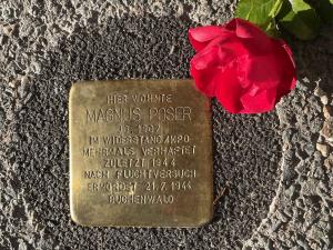 Stolperstein mit roter Rose