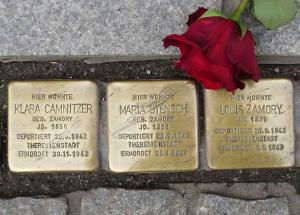 drei Stolpersteine mit Rose