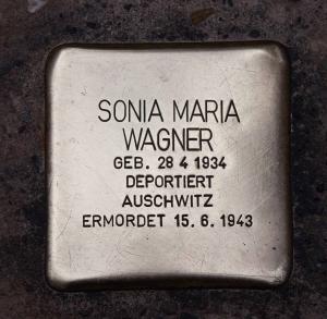 Stolperstein auf dunklem Grund